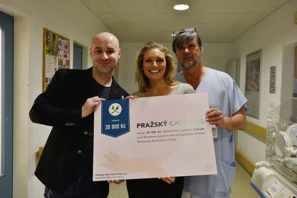Předání daru 30 000 Kč nadaci LuckyBe s Lucií Borhyovou v nemocnici Na Bulovce
